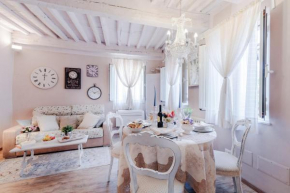 Casa Monique, A Smart Designed Sweet Air Conditioned Apartment Inside the Walls of Lucca